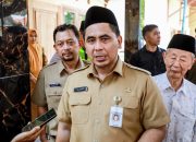 Wakil Gubernur Jawa Tengah Taj Yasin Maimoen saat mengecek DTSEN di kantor desa (foto: Pemprov Jateng)