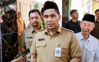 Wakil Gubernur Jawa Tengah Taj Yasin Maimoen saat mengecek DTSEN di kantor desa (foto: Pemprov Jateng)