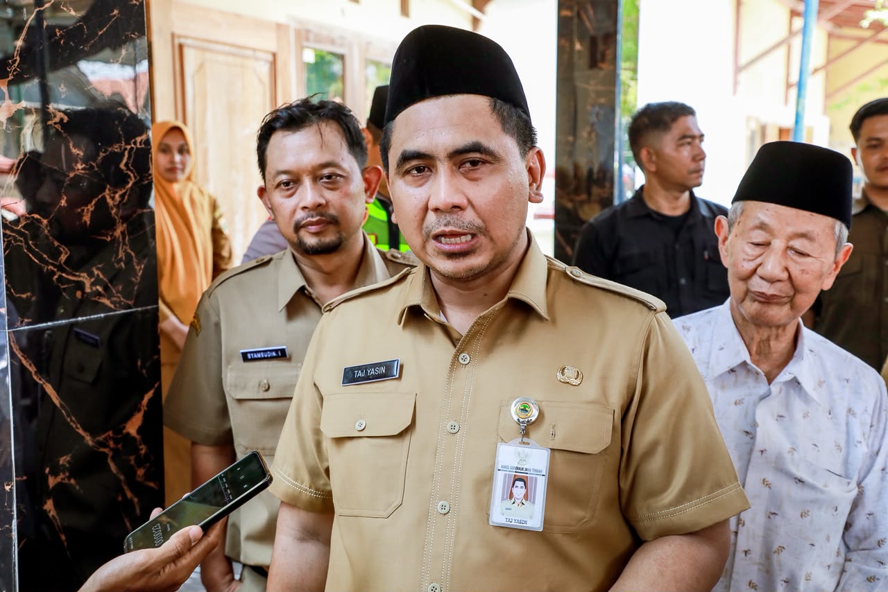 Wakil Gubernur Jawa Tengah Taj Yasin Maimoen saat mengecek DTSEN di kantor desa (foto: Pemprov Jateng)