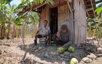 Petani menggarap sawah tadah hujan di Kabupaten Semarang yang menjadi bagian dari program JTAB Petani Gajian (foto: Pemprov Jateng)