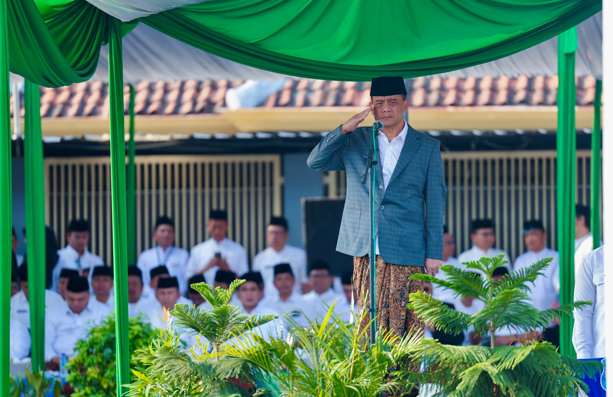 Gubernur Jawa Tengah Ahmad Luthfi memimpin Upacara Peringatan Hari Santri Nasional ke-11 tingkat Provinsi Jawa Tengah di Jalan Pancasila, Kota Tegal, Kamis 22 Oktober 2026 (foto: Pemprov Jateng)