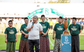 Wagub Taj Yasin Maimoen menyaksikan pertandingan final ajang Football Santri 2026 di Kabupaten Kendal, Kamis (22/10/2026). (Foto: Pemprov Jateng)