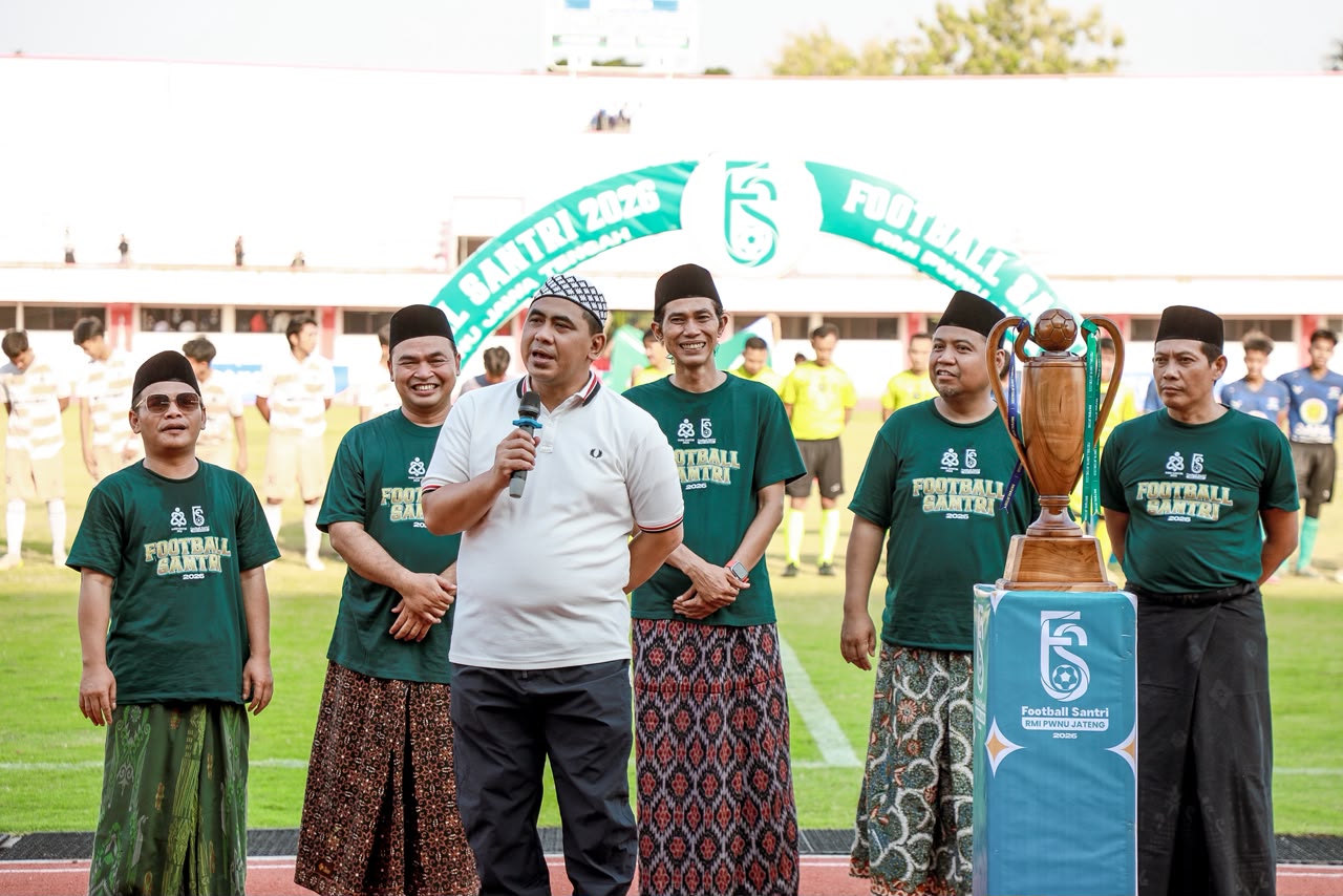 Wagub Taj Yasin Maimoen menyaksikan pertandingan final ajang Football Santri 2026 di Kabupaten Kendal, Kamis (22/10/2026). (Foto: Pemprov Jateng)