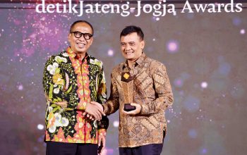 Gubernur Ahmad Luthfi menerima penghargaan Figur Akselerator Kemajuan dalam acara detikJateng-Jogja Awards 2026 di KEK Industropolis Batang, Jumat (23/10/2026). (Foto: Dok. Humas Pemprov Jateng)