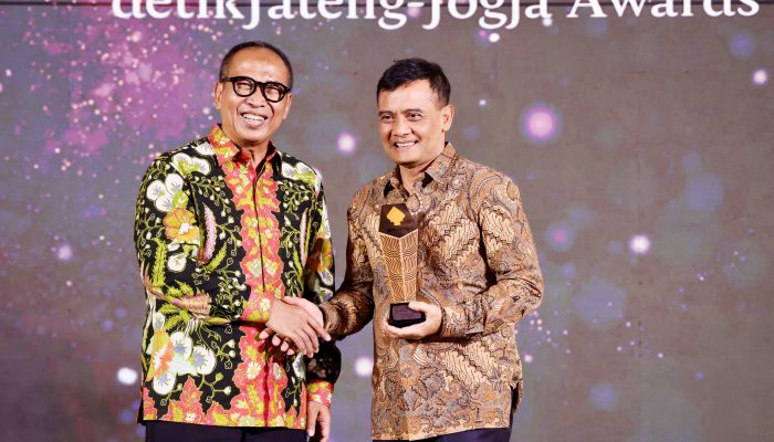 Serap Ratusan Ribu Pekerja, Gubernur Ahmad Luthfi Raih Award Investasi