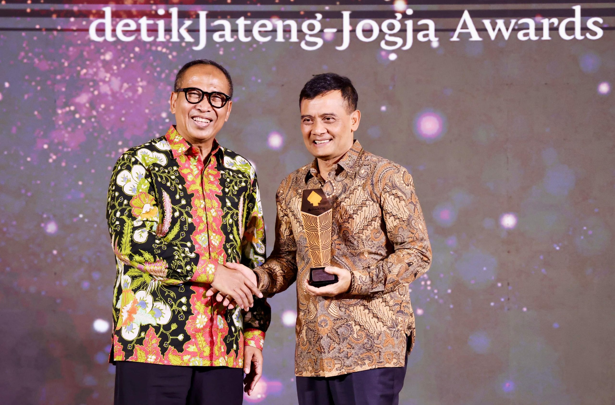Gubernur Ahmad Luthfi menerima penghargaan Figur Akselerator Kemajuan dalam acara detikJateng-Jogja Awards 2026 di KEK Industropolis Batang, Jumat (23/10/2026). (Foto: Dok. Humas Pemprov Jateng)
