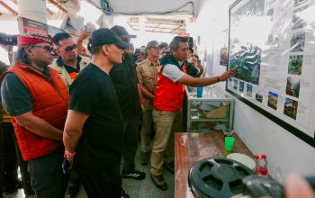 Gubernur Jawa Tengah Ahmad Luthfi memberikan arahan saat meninjau posko pemadaman karhutla Gunung Sumbing di Basecamp Bimawari, Temanggung, Minggu (25/10/2026). (Foto: Dok. Humas Pemprov Jateng)