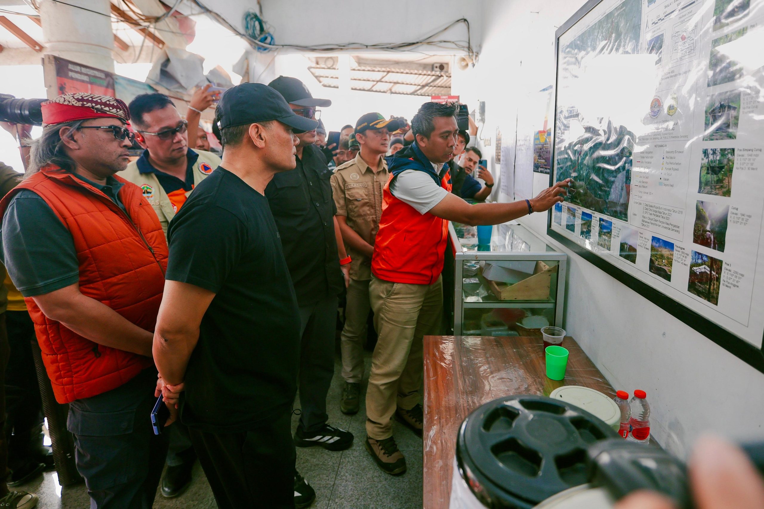Gubernur Jawa Tengah Ahmad Luthfi memberikan arahan saat meninjau posko pemadaman karhutla Gunung Sumbing di Basecamp Bimawari, Temanggung, Minggu (25/10/2026). (Foto: Dok. Humas Pemprov Jateng)
