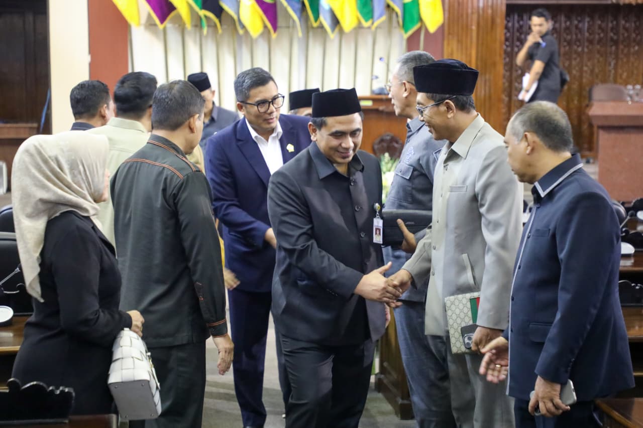 Wakil Gubernur Jawa Tengah Taj Yasin Maimoen memberikan keterangan usai menghadiri Rapat Paripurna DPRD Jateng di Semarang, Senin (26/10/2026). (Foto: Dok. Humas Pemprov Jateng)