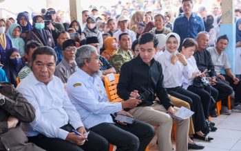 Sekda Jateng Sumarno mendampingi Wapres Gibran Rakabuming dalam dialog bersama nelayan di TPI Tegalkatilayu, Cilacap, Senin (26/10/2026). (Foto: Dok. Humas Pemprov Jateng)