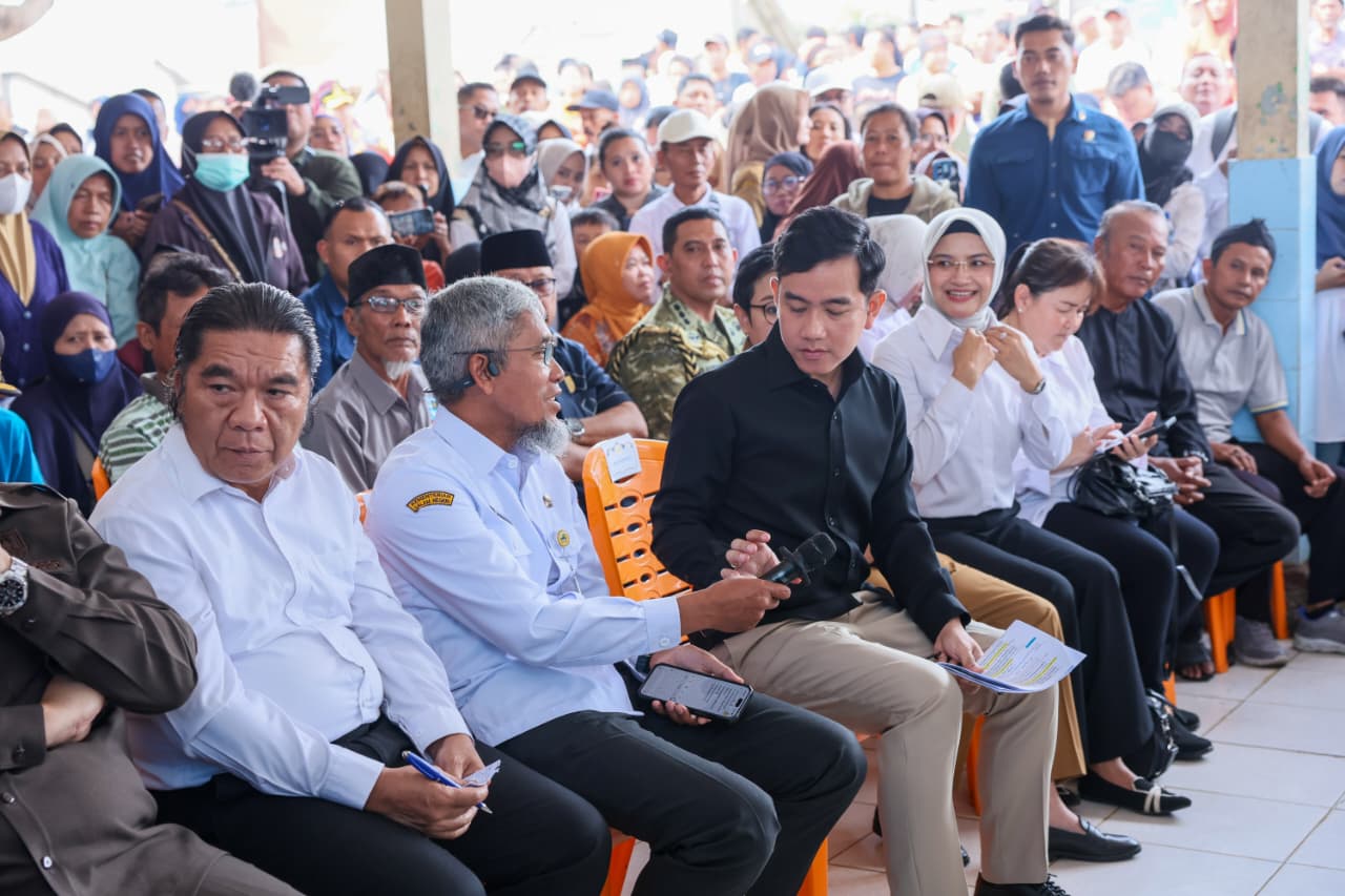 Sekda Jateng Sumarno mendampingi Wapres Gibran Rakabuming dalam dialog bersama nelayan di TPI Tegalkatilayu, Cilacap, Senin (26/10/2026). (Foto: Dok. Humas Pemprov Jateng)