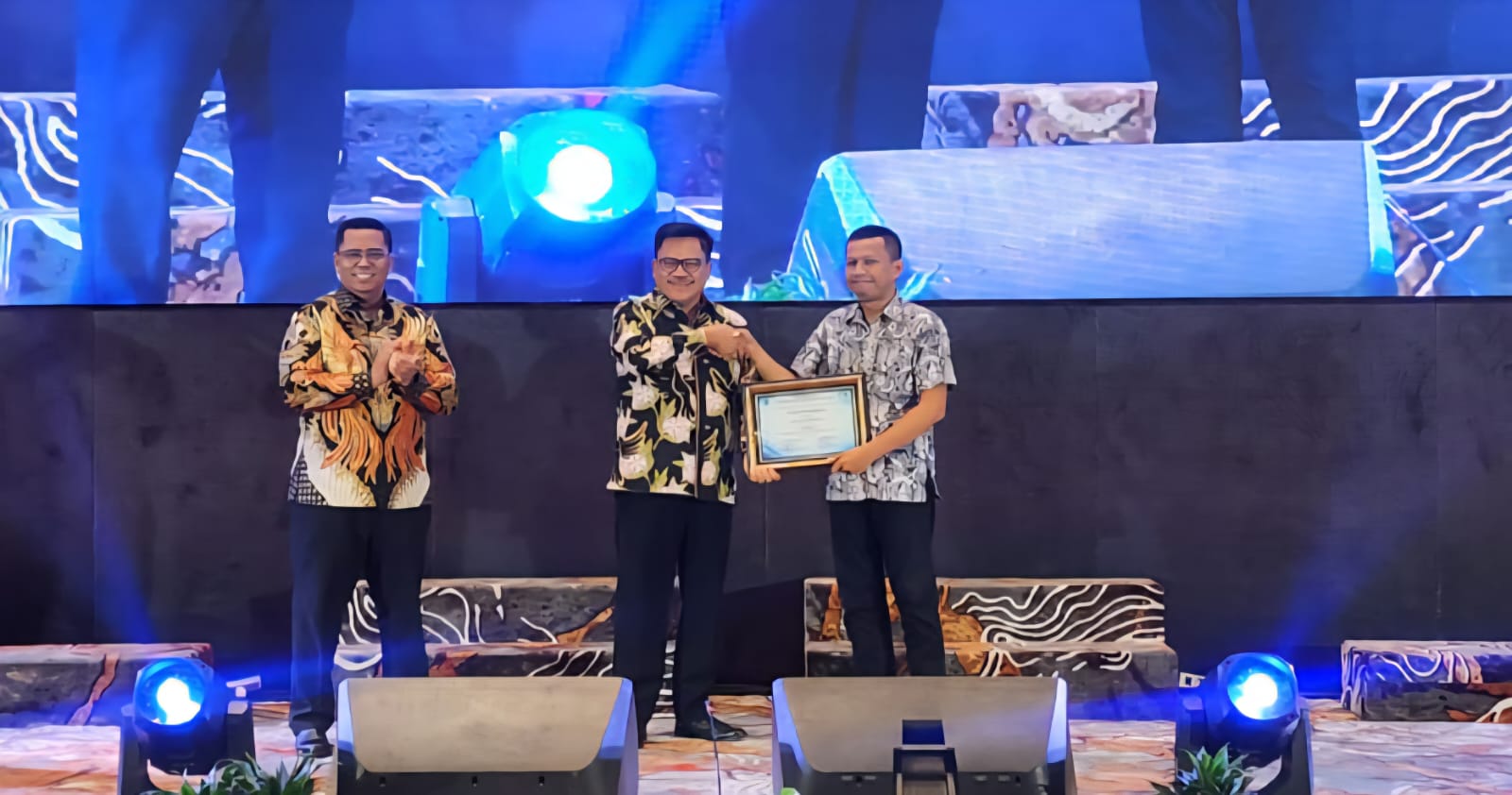 Wali Kota Salatiga Robby Hernawan dan Dirut PDAM Imron Cahyadi meresmikan logo baru serta Aplikasi SIGAP di Salatiga, Senin (26/10/2026). (Foto: PDAM Salatiga)