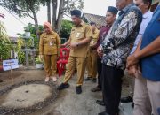 Wakil Gubernur Jawa Tengah Taj Yasin Maimoen meninjau pembuatan sumur resapan dalam peluncuran Gerakan SOPAN di Dusun Gertas, Kabupaten Semarang, Selasa, 27 Oktober 2026. (Foto: Dok. Humas Pemprov Jateng)