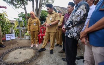 Wakil Gubernur Jawa Tengah Taj Yasin Maimoen meninjau pembuatan sumur resapan dalam peluncuran Gerakan SOPAN di Dusun Gertas, Kabupaten Semarang, Selasa, 27 Oktober 2026. (Foto: Dok. Humas Pemprov Jateng)