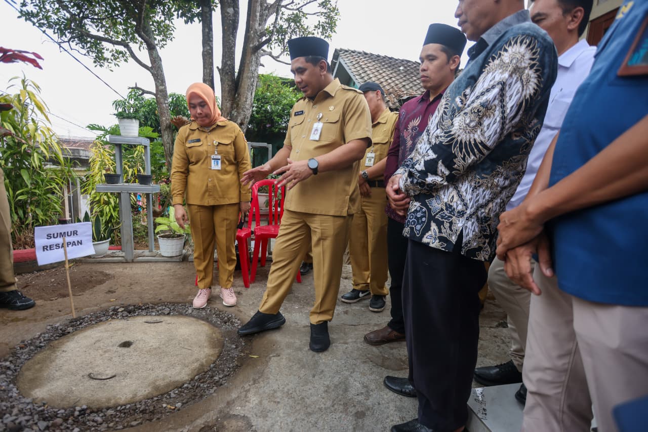 Wakil Gubernur Jawa Tengah Taj Yasin Maimoen meninjau pembuatan sumur resapan dalam peluncuran Gerakan SOPAN di Dusun Gertas, Kabupaten Semarang, Selasa, 27 Oktober 2026. (Foto: Dok. Humas Pemprov Jateng)