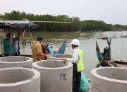 Wakil Gubernur Jawa Tengah Taj Yasin Maimoen meninjau proyek pembangunan hybrid sea wall di Desa Surodadi, Kecamatan Sayung, Kabupaten Demak, Selasa, 27 Oktober 2026. (Foto: Dok. Humas Pemprov Jateng)