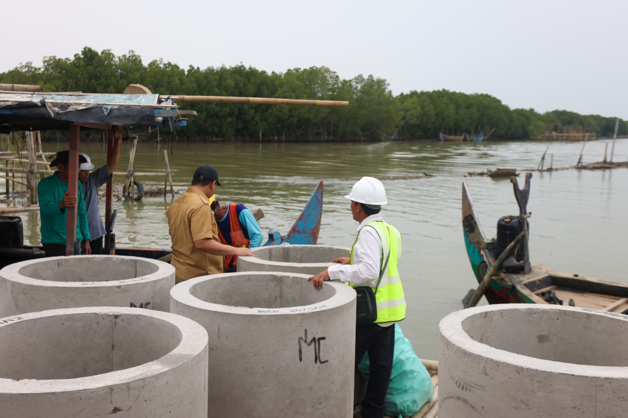 Wakil Gubernur Jawa Tengah Taj Yasin Maimoen meninjau proyek pembangunan hybrid sea wall di Desa Surodadi, Kecamatan Sayung, Kabupaten Demak, Selasa, 27 Oktober 2026. (Foto: Dok. Humas Pemprov Jateng)
