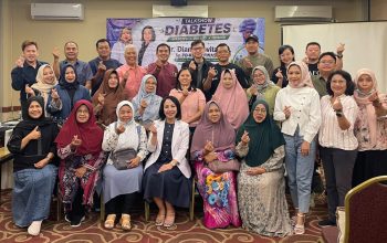 Narasumber dan para peserta acara temu wicara berfoto bersama setelah kegiatan.