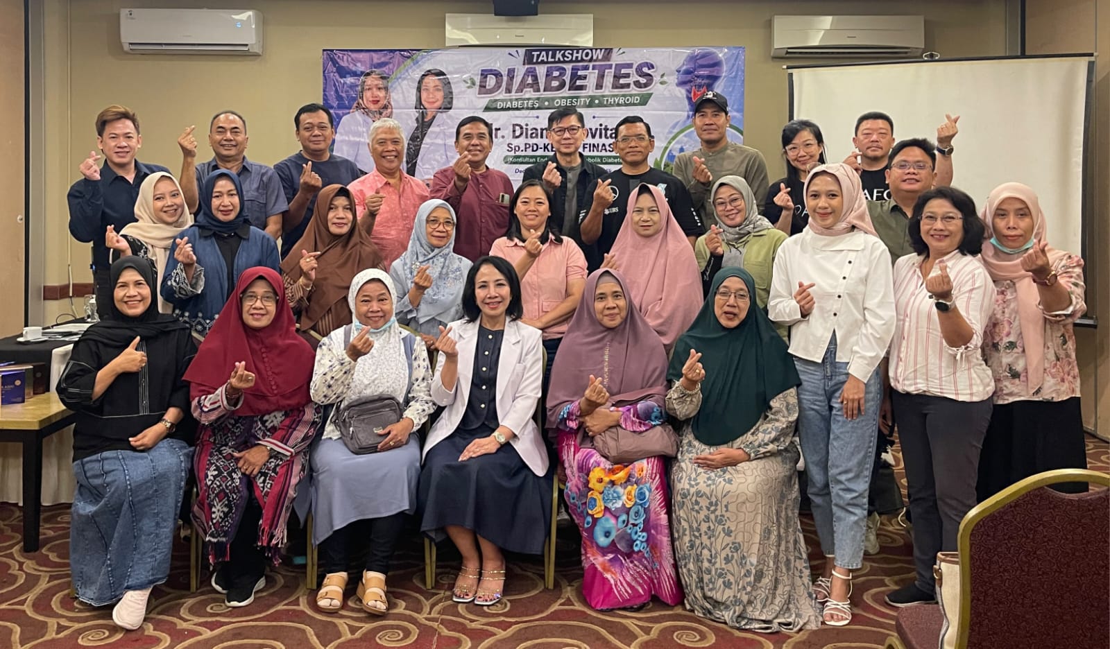 Narasumber dan para peserta acara temu wicara berfoto bersama setelah kegiatan.